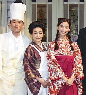 ドラマ「ごちそうさん」左から原田泰造、財前直見、杏