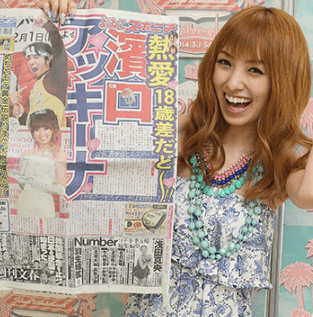 南明奈がスポニチ新聞持ち