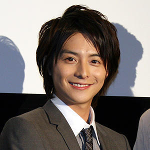小池徹平のスーツ姿