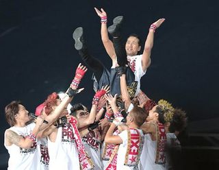 EXILEのHIROが引退のセレモニーで胴上げ