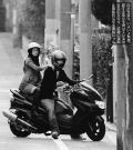 佐藤祐基がバイクで田中麗奈と二人乗り